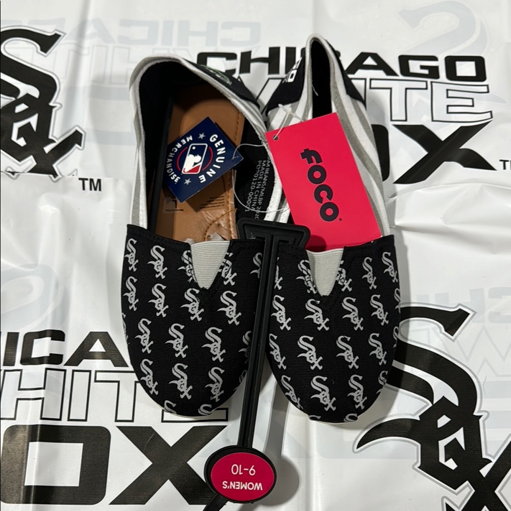 NWT Chicago White Sox women’s canvas stripe logo shoe in black